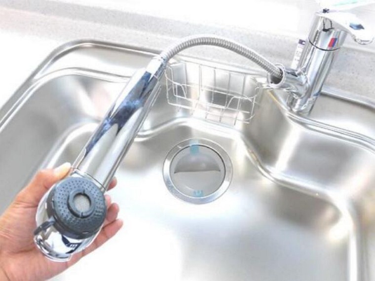 キッチン 【同仕様写真】新品キッチンの水栓金具はオールインワン浄水栓です。水栓本体にスリムに内蔵された高性能カートリッジ。セラミックフィルターを含む5層構造でおいしい水をつくります。