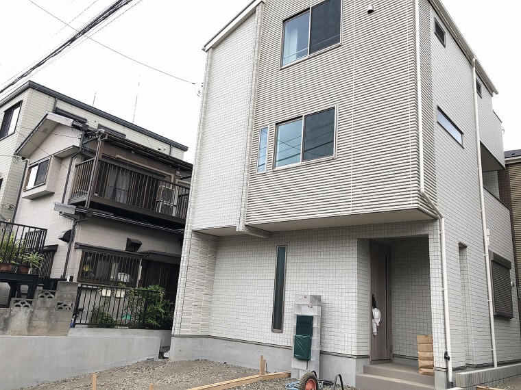 現況外観写真 時代の流れに惑わされないシックなカラートーンで街並みに溶け込む外観は、主張し過ぎず、また平凡になり過ぎず絶妙なコントラストで輝きを放ちます。
