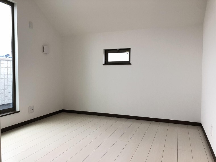 洋室 フローリングの部屋は清潔感があり、日々のお掃除も楽で助かりますね!