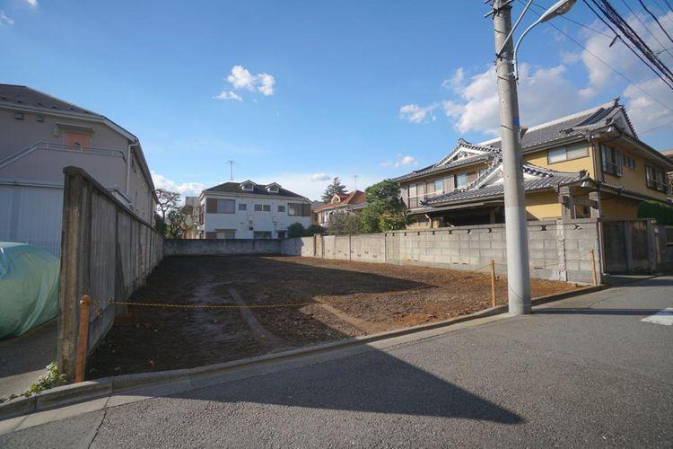 現況写真 閑静な住宅街であるこちらの物件の周辺は空を高く感じられ、非常に開放的な環境です。道もスッキリしており、なかなか通勤、通学などを楽しめるエリアです。