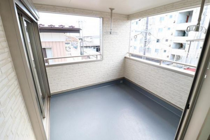 バルコニー 【バルコニー】屋根付きなので急な雨が降っても大丈夫!