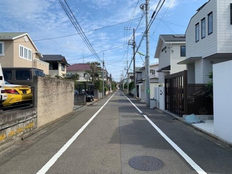 現況写真 車両の交通量の少ない前面道路です。お子様の通学も安心。お車の出し入れもストレスなく行なうことが出来ます。