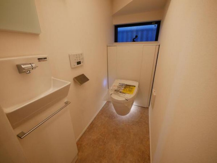 トイレ 高級感溢れるトイレ空間です。使い心地も追求された節水機能付きです。暮らしも優しくなります。(トイレ施工例写真)