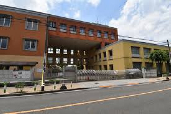 小学校 世田谷区立中町小学校まで約447mになります。