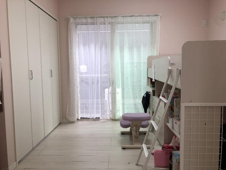 洋室 全てのお部屋に収納があり、1階には納戸も含めて、4部屋ございます。テレワーク用の書斎が欲しいお客様にもオススメ致します。