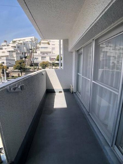 バルコニー 明るい南西面バルコニー。日当たり良好です。洗濯物もよく乾きそうです。