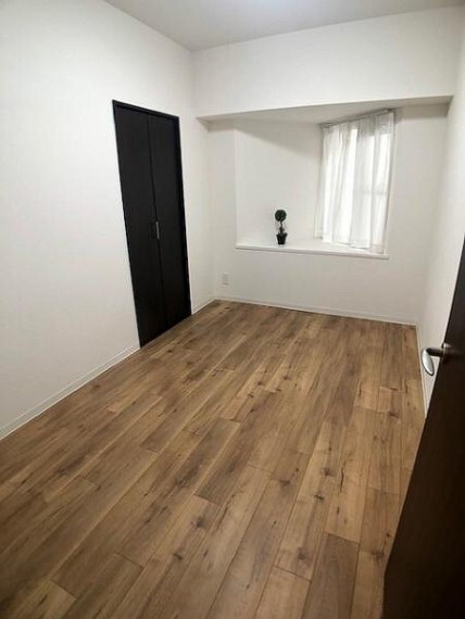 子供部屋 洋室4.8帖:北向きの窓からやわらかな光が入ります。