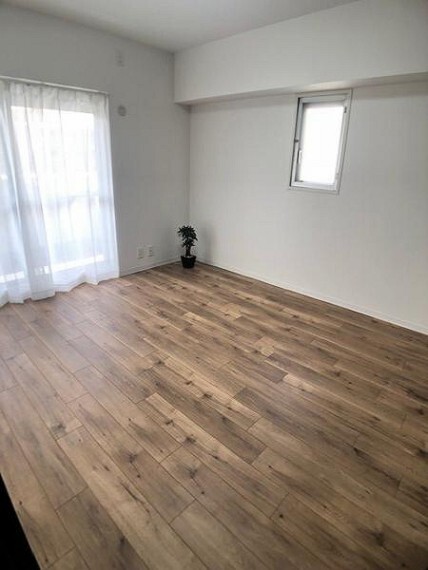 寝室 洋室6.5帖:バルコニーに面した明るいお部屋です