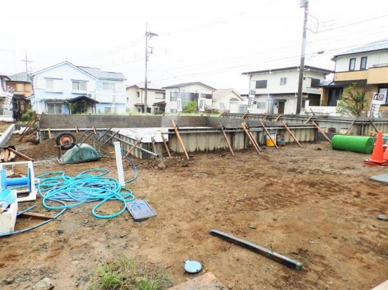 現況外観写真 道路とフラット