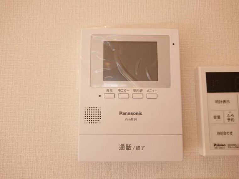 【リフォーム済】リビングに新しく設置したドアホンはカラーモニター付き。モニターで玄関にいらしたお客様を確認してから応対できます。留守中の来客も記録できるので防犯面でも安心ですね。