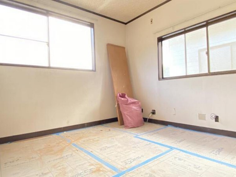 【リフォーム中(10/10撮影)】2階の南西側洋室です。これからクロスを張り替えていきます。