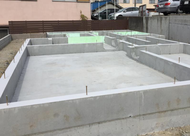 構造・工法・仕様 建物の底板一面を鉄筋コンクリートで支えるベタ基礎。家の荷重を底面全体で支えるため、安定性に優れます。 床下の換気には、全周基礎パッキン工法を採用し、土台が腐る原因を排除。ユニットバスや玄関等、冷気を入れたくない場所には機密パッキンを入れて、換気対策を行っています。 ※写真は弊社施工例
