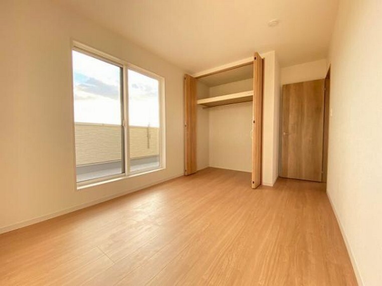 洋室 こちらのお部屋はバルニコーに面しており、日当たり、通風ともに良好です!お布団などもサッと干せて便利ですね