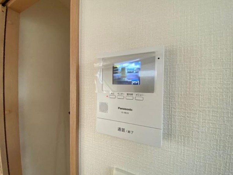 TVモニター付きインターフォン 女性やお子様にも安心のTVモニター付きインターホン!一目で来客を確認できるので、特に小さなお子様をお持ちのご家庭でも安心してお住まい頂ける設備です。