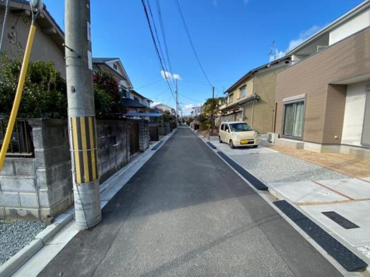 現況写真 前面道路幅約8m!大きなお車の出し入れもスムーズ