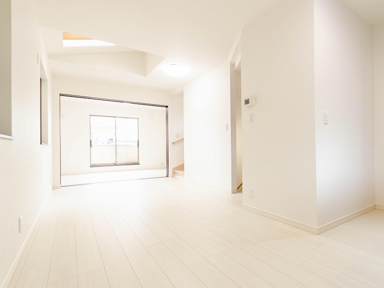 居間・リビング 太陽の恵みを一気に受けた明るくあたたかいお住まい。吹きぬける風を感じながら爽やかで風通しの良い暮らし。