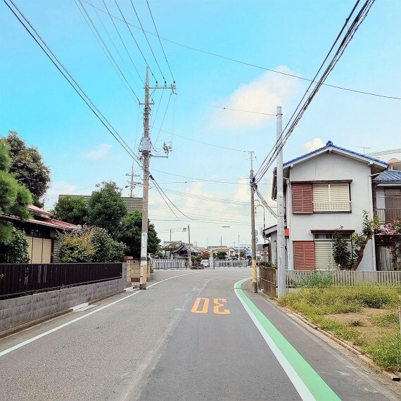現況写真 前道6m以上なので、車の通り抜けや荷物の積み下ろしにも余裕があります。