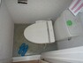トイレ 【トイレ】窓が大きく、換気も充分にできます。洗浄機能付き温水便座。