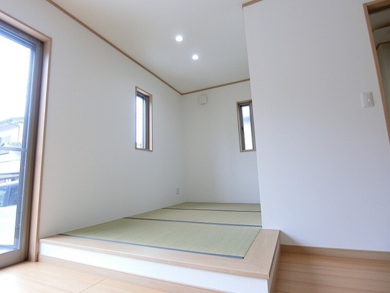 和室 リビングに併設された3帖の和室です。