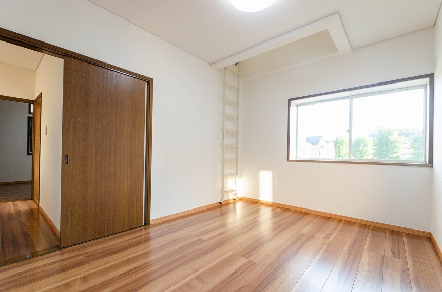 洋室 大きな窓からたっぷりと陽光が注がれる明るい空間。家族の成長に対応できる永住仕様の間取り。