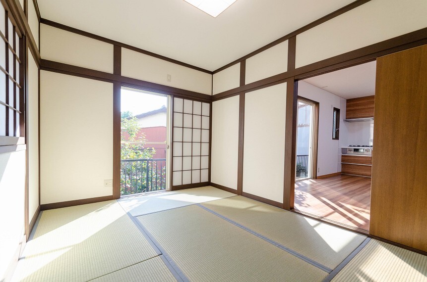 和室 洋室とはまた違った良さと味わいがある和室。畳の香りに癒され、和の空間を感じることのできる落ち着きある一部屋です。
