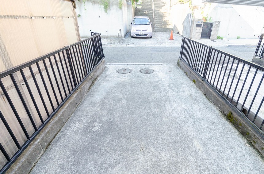 駐車場 ゆったりとした駐車スペースを確保いたしましたので、大きめのお車でも駐車可能です。