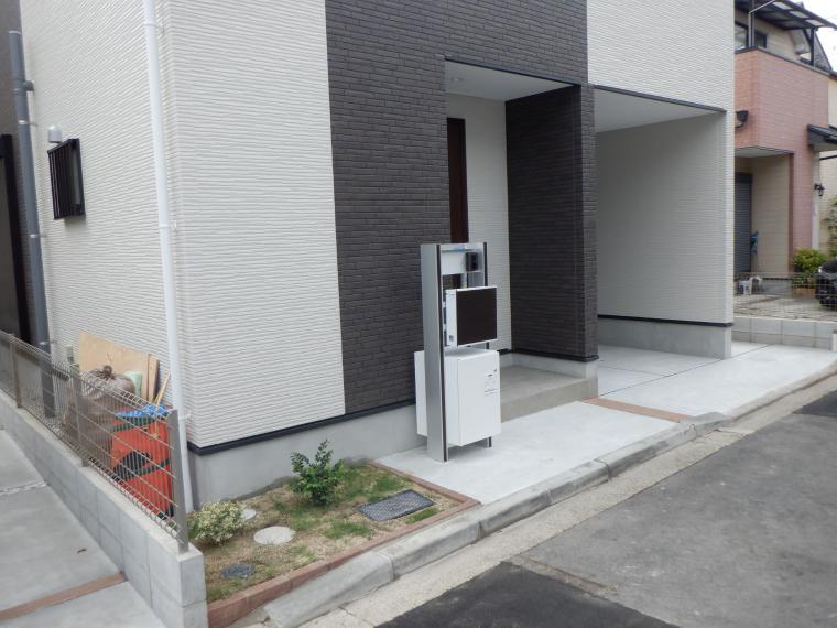 現況外観写真 留守中でも安心の宅配ボックス付機能門柱。