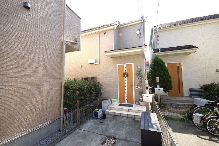 外観写真 アイボリーとホワイトの落ち着いた外観