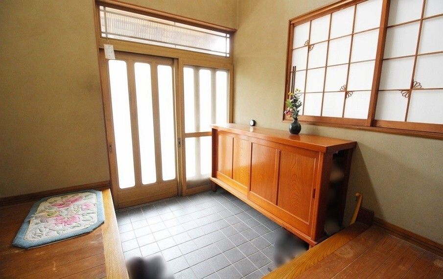 玄関 玄関には下駄箱がついています。靴なども下駄箱に収納してスッキリとした玄関を保てます。