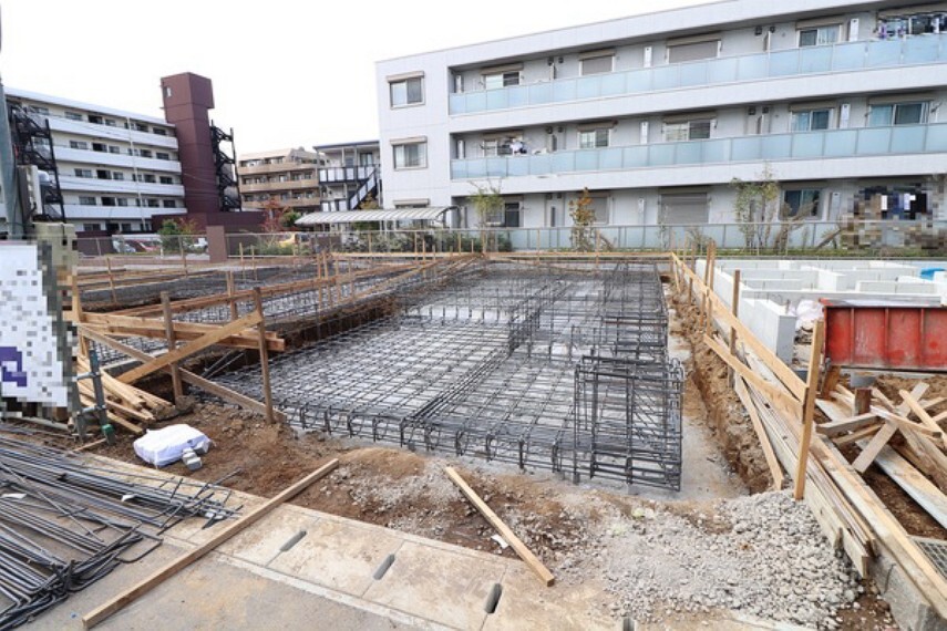 中央道路は先が行き止まりとなっていますので、小さなお子様が前の道路で遊んでいても安心の住環境です。
