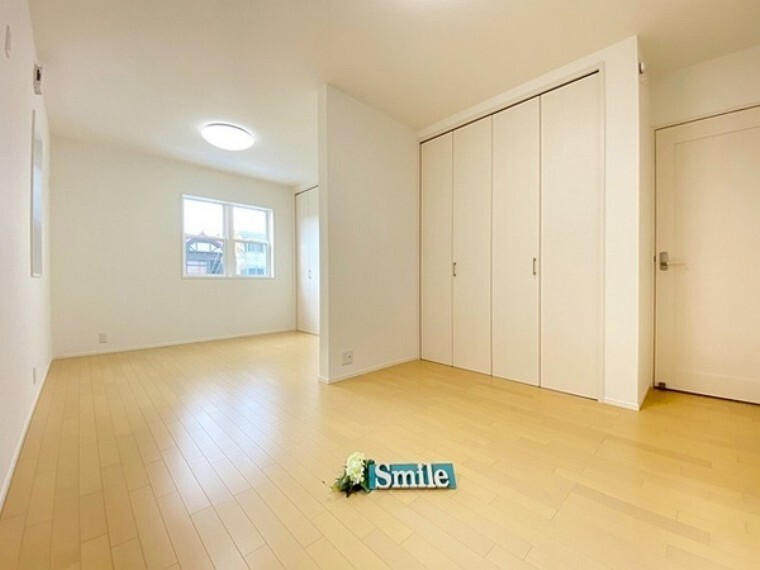 洋室 真ん中5.29帖の洋室 ライフスタイルの変化に応じて1部屋or2部屋として利用可能です。