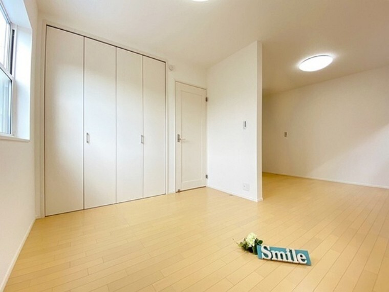 洋室 北側4.93帖の洋室 明るく風通しの良いクローゼット付きの洋室です。子供部屋にピッタリです。