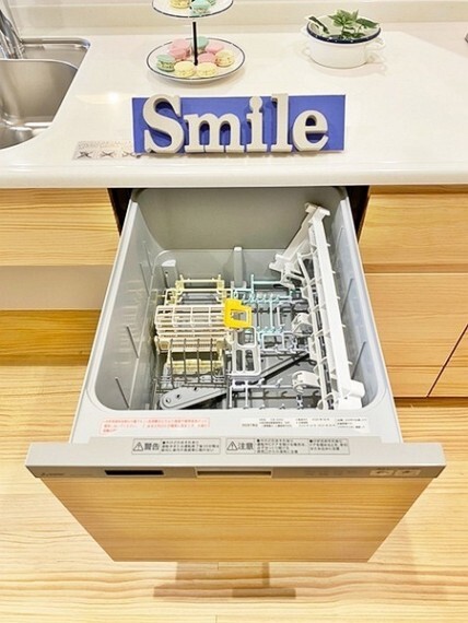 キッチン ビルトインタイプの食洗機を標準装備。噴水のように水を噴射して食器の汚れを落とします。庫内で循環させた水を使うので大幅に節水できます