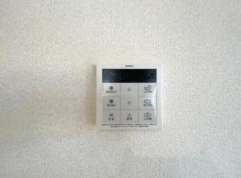 発電・温水設備 ボタンひとつでお湯はり、追い炊き、温度調整まで可能です。 キッチンからの操作も出来ますので大変便利です。