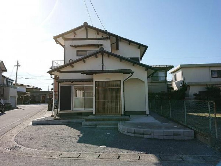 外観写真 【リフォーム済】外観写真。たえず雨や風にさらされている外壁は塗装を行いました。防水性や耐久性を高め建物を守ります。