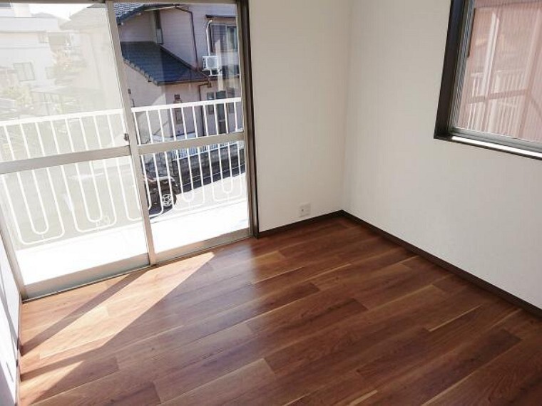 【リフォーム済】2階南側洋室写真。入口ドアを交換、クローゼットを新調しました。また天井・壁のクロスは貼替え、床はクッションフロアで仕上げました。こちらのお部屋も窓が2つあるので風通しの良いお部屋になっています。