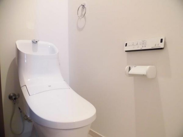 トイレ 【同仕様写真】毎日使用するトイレはLIXIL製で節水タイプの温水洗浄便座式トイレに新品交換予定。クロスやクッションフロアの張替えを一緒にすることで清潔感のある空間になります。直接肌に触れる部分は新品がいいですね。