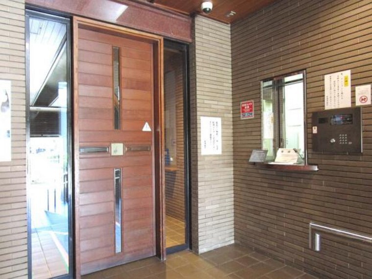 エントランスホール 【エントランスインターホン】オートロック式で防犯面も安心。お部屋のモニターで訪問者の顔が見える仕様です。インターホンの横には管理人室があります。
