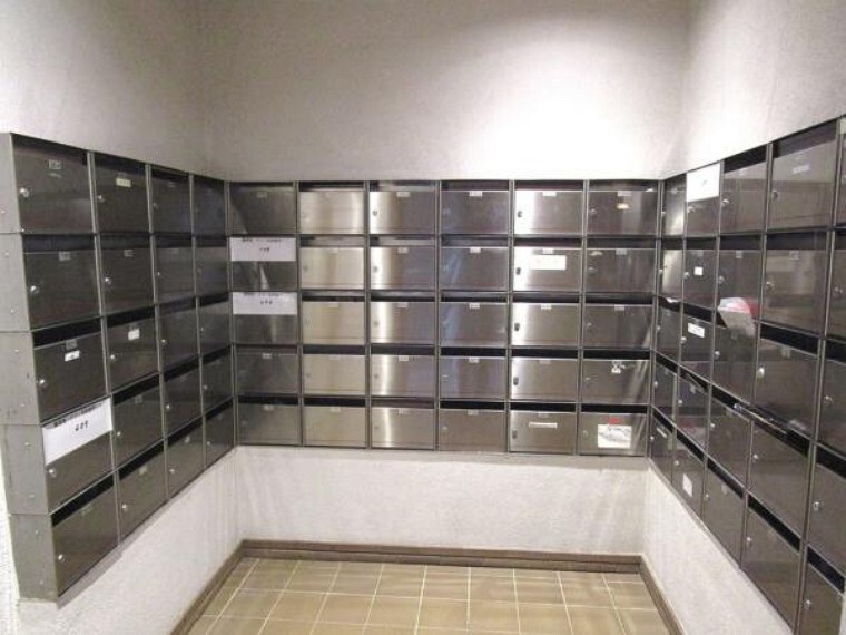 【集合ポスト】集合ポストは鍵付きです。鍵交換を行います。