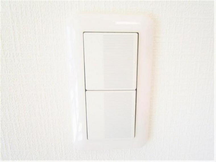 【同仕様写真】照明スイッチは全てワイドタイプに交換予定。毎日手に触れる部分なので気になりますよね。新品できれいですし、見た目もオシャレで押しやすいです。細かな気になる箇所までリフォームしていきます。