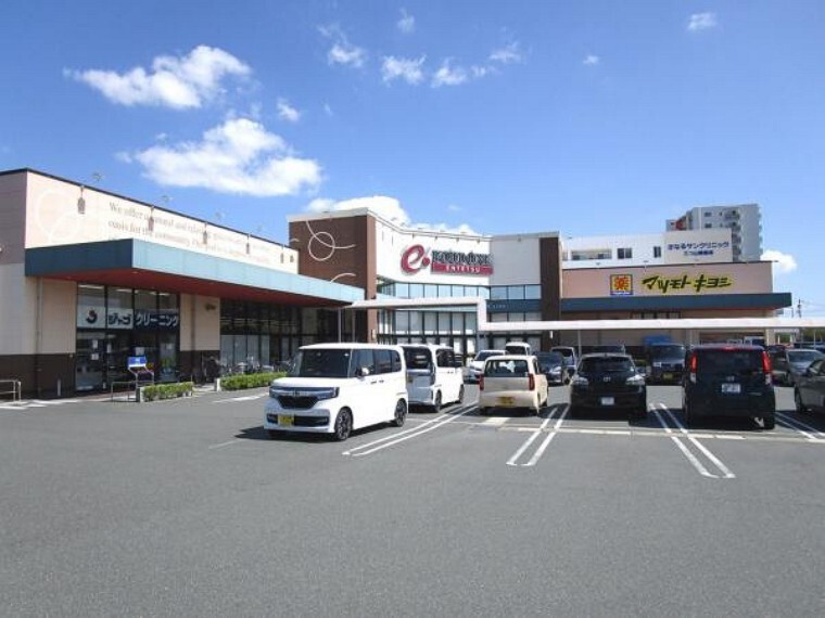 スーパー 【周辺環境/スーパー】遠鉄ストア フードワン東伊場店様まで300m(徒歩4分)。マツモトキヨシ様も併設されていますので日々のお買い物に便利です。