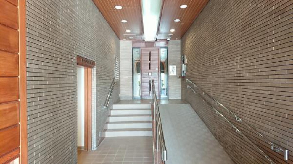 エントランスホール 【エントランスホール】管理の行き届いた綺麗なエントランスホールです。管理人さんが日勤でいらっしゃるため防犯面も安心です。