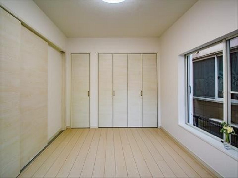 洋室 環境の良い場所にセンス良く暮らしたい、こだわりの室内には至福のシーンが繰り広げられます。内装内観写真-洋室