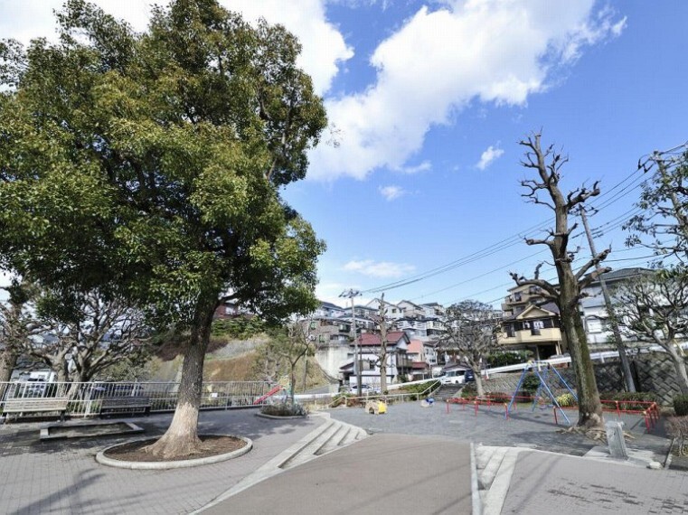 公園 貝塚公園(広場が3箇所に分かれている広い公園です。ユニークな遊具は小さい子におすすめ!その他滑り台、ブランコ、砂場、鉄棒も揃っています。)