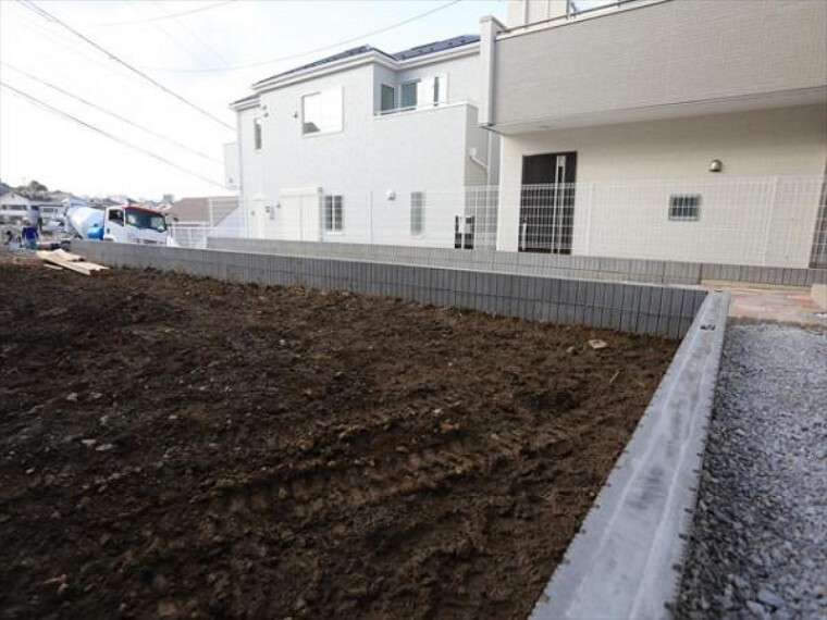 現況外観写真 更地の状態をご覧頂くことで、隣接した環境をしっかりとご確認頂けます。(10/1)