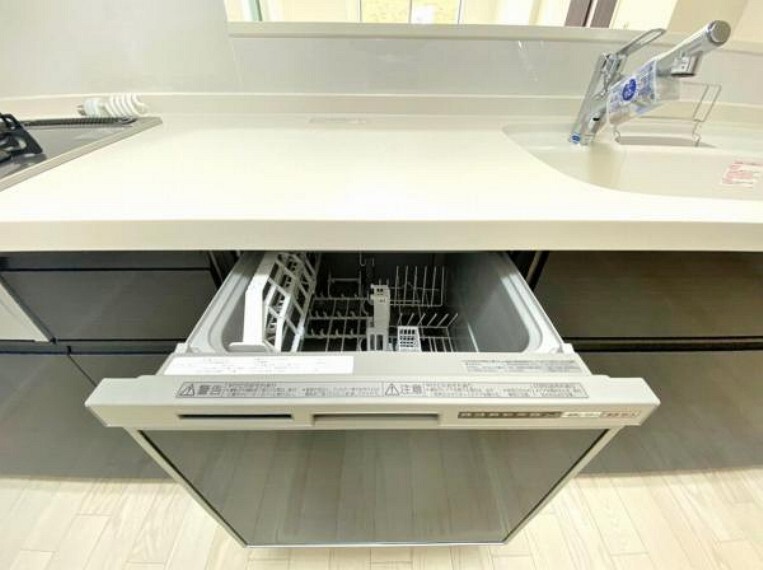 同仕様写真 手間・時間をかけず、効率よく食器類を洗浄。家事の時間を大幅に短縮出来ます。 かつ節水効果にも優れた食洗機を標準装備。スライド式なので場所も取りません。