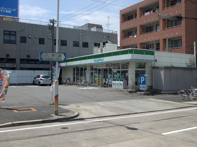 コンビニ ファミリーマート昭和広見町二丁目店