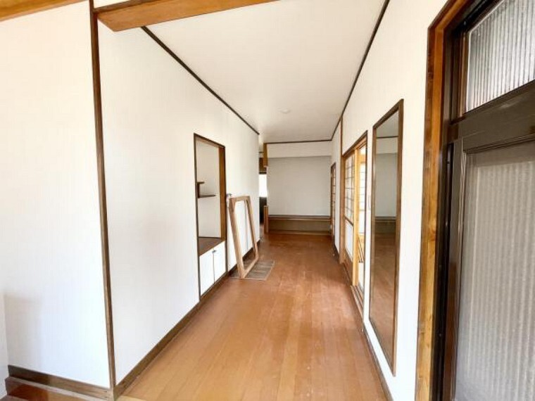 【リフォーム済】玄関ホールです。一坪以上の広さがある玄関なので、来客があっても玄関が狭くなりません。シューズボックスは交換する予定です。