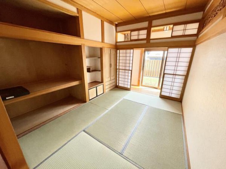 【リフォーム中4/22更新】1階6帖和室です。となりの部屋と続き間になっていますが、中央のふすま部分を壁にして、2部屋を独立させる計画です。畳の表替え、障子、ふすまの張替を行い、畳は表替えを行いました。