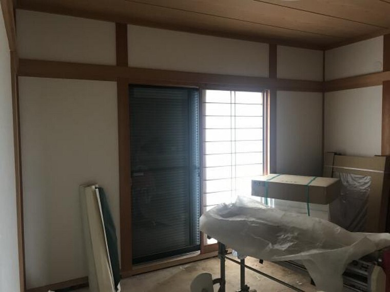 和室 (11月20日撮影:リフォーム中写真)1階6帖和室は畳表替え致します。表替えした畳の上でゴロンと寝転がるのも気持ちよさそうです。